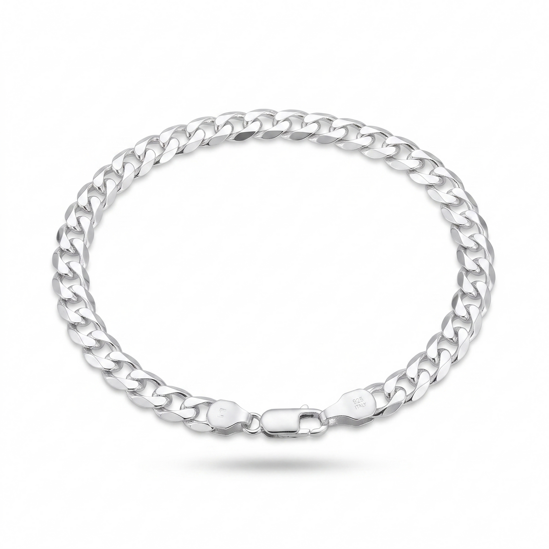 Close-up of a rounded curb chain with a soft, continuous shine on the Silvme polished curb chain bracelet