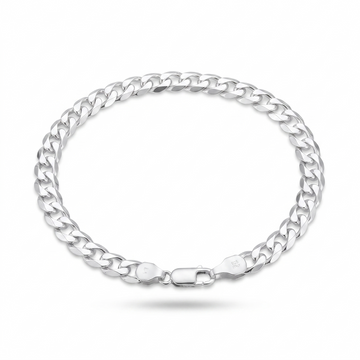 Close-up of a rounded curb chain with a soft, continuous shine on the Silvme polished curb chain bracelet