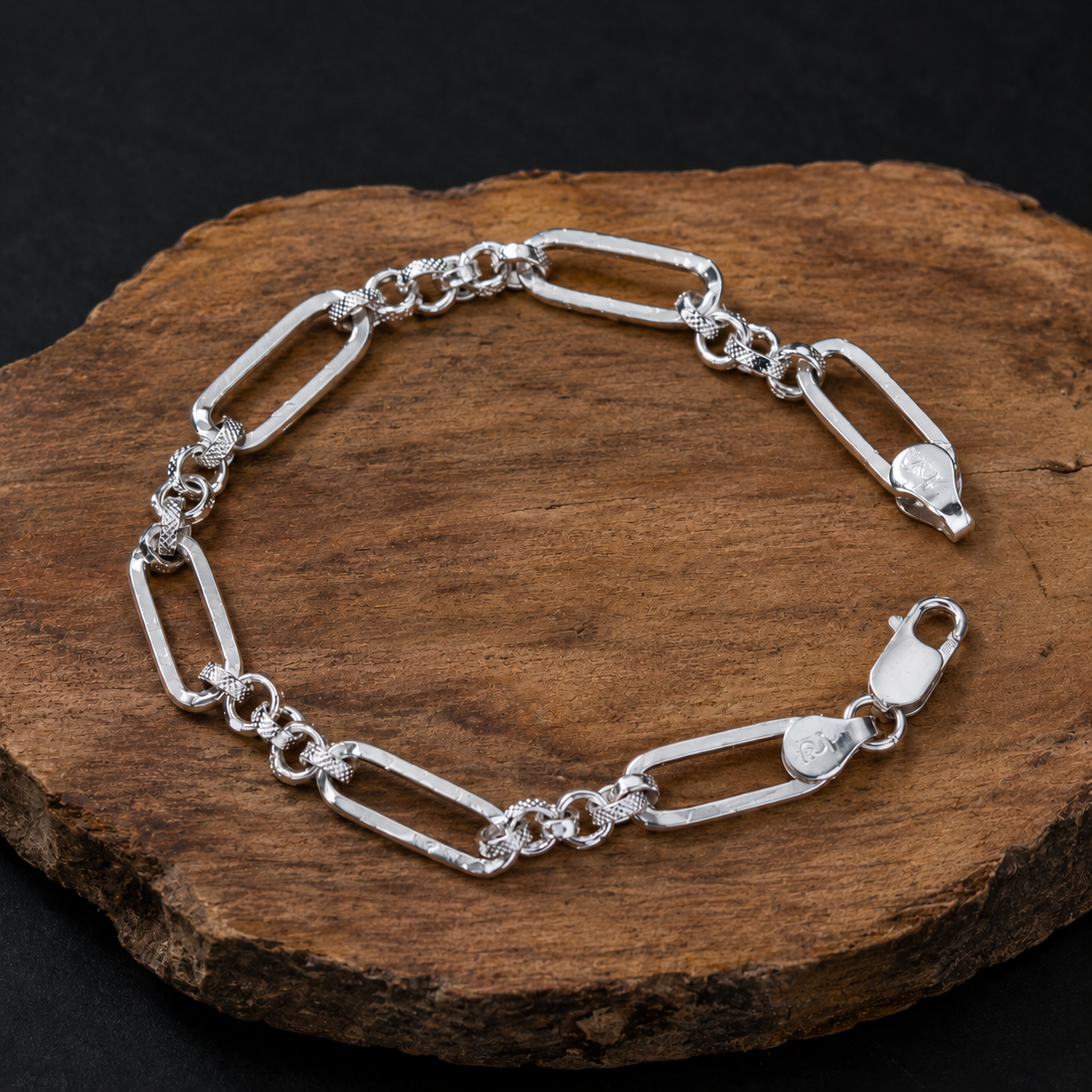 Lobster clasp and end links on the Silvme paperclip and round link bracelet