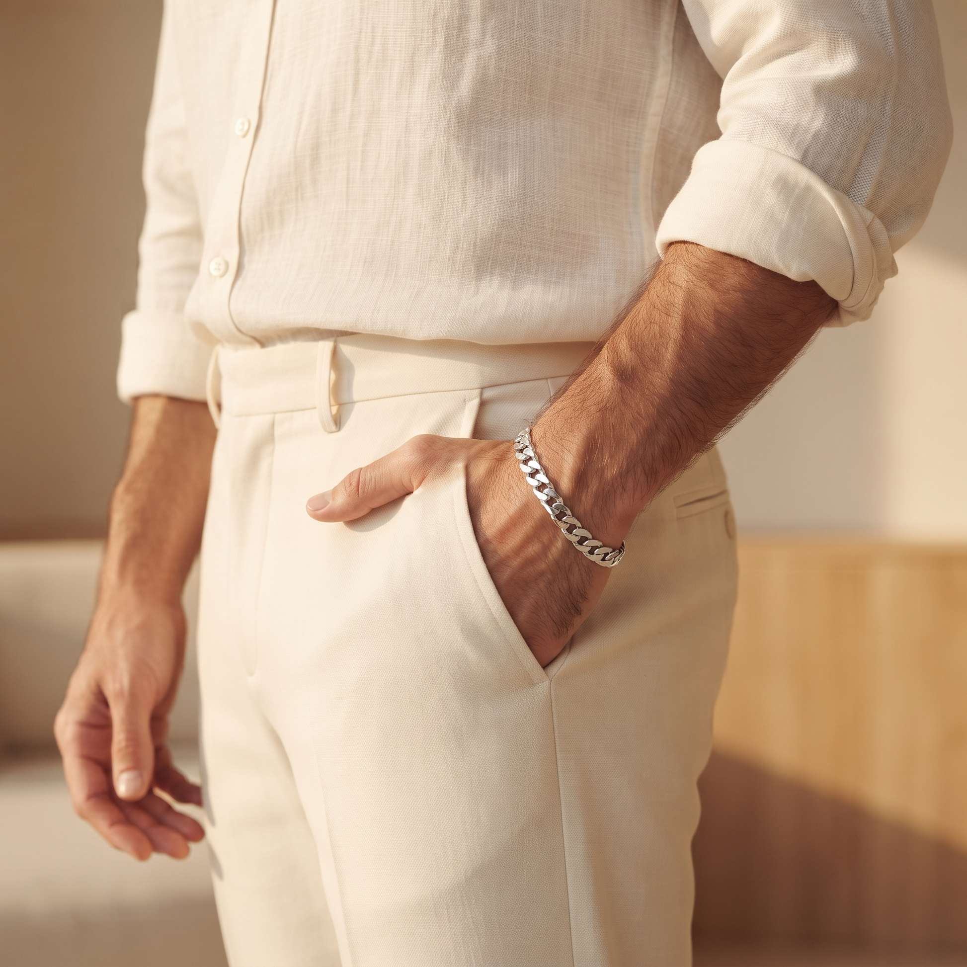 Link pattern and surface detail across the polished curb chain bracelet by Silvme