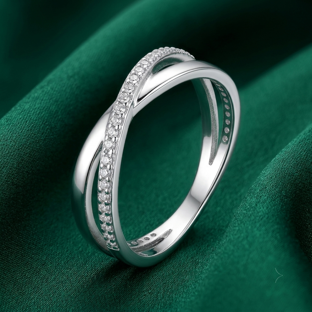 Silvme Solitaire-Style 925 sterling silver ring for women — close-up detail