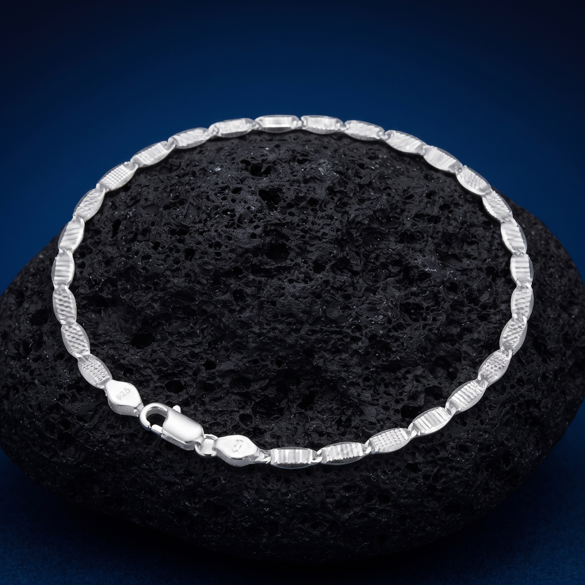 Lobster clasp and end links on the Silvme flat mariner link bracelet