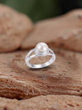 Silvme 925 Sterling Silver Pearl Split-Shank Ring, round pearl set in a rope-detail frame