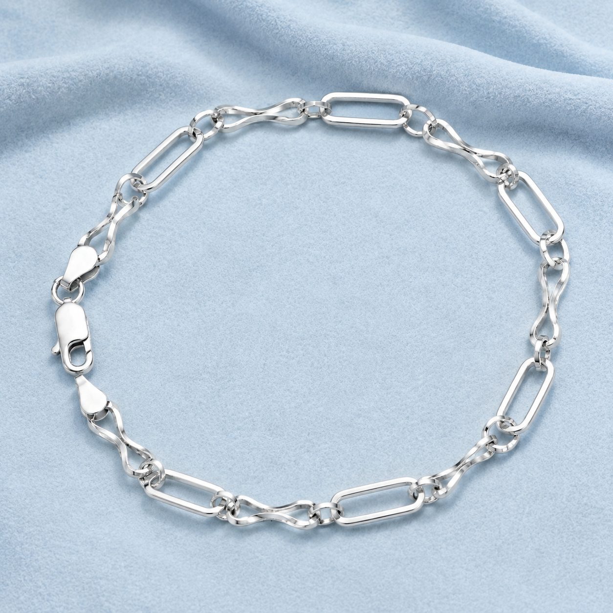 Close-up of long flat links alternating with short ovals for a relaxed, uneven cadence on the Silvme long and short link brac