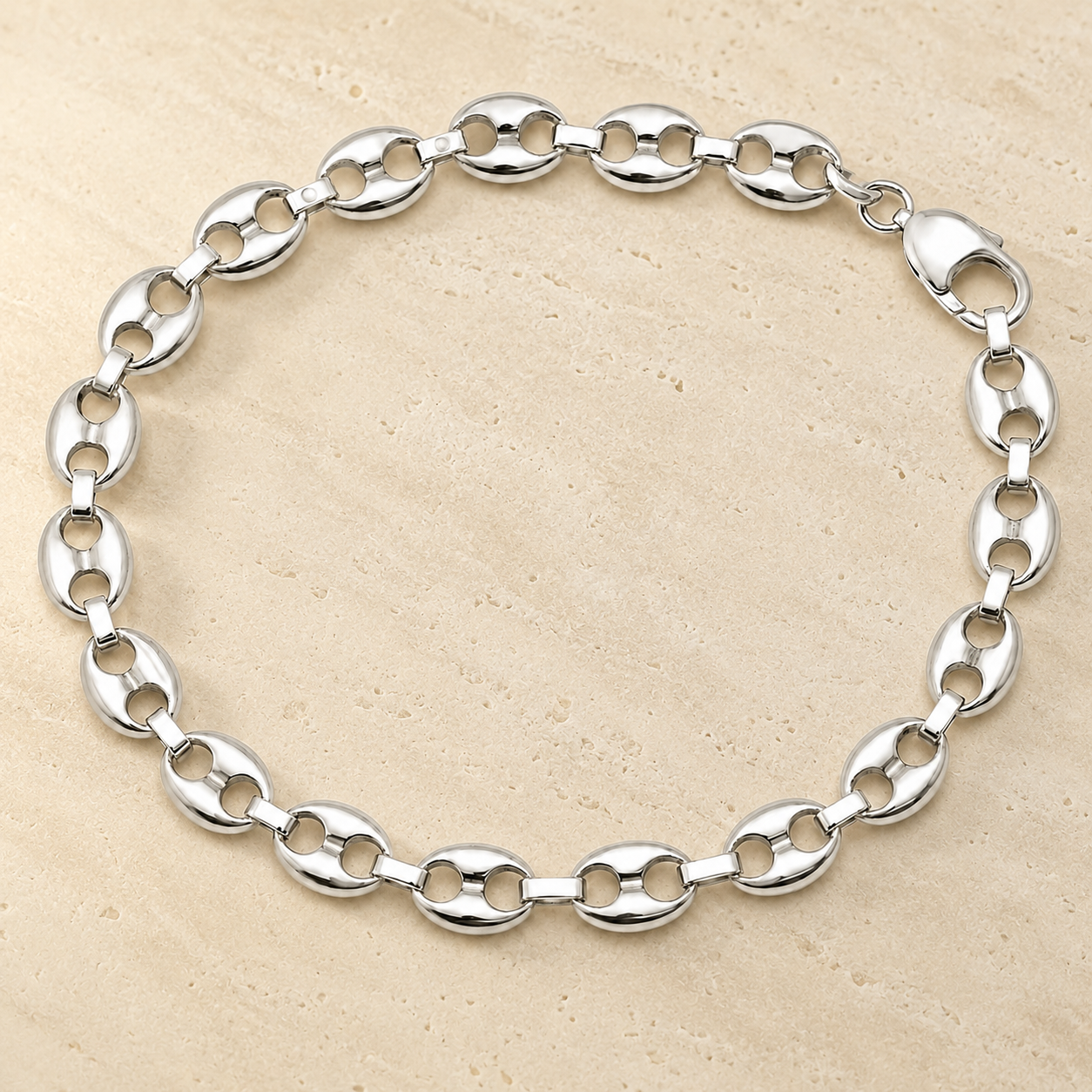 Link pattern and surface detail across the mariner link bracelet by Silvme