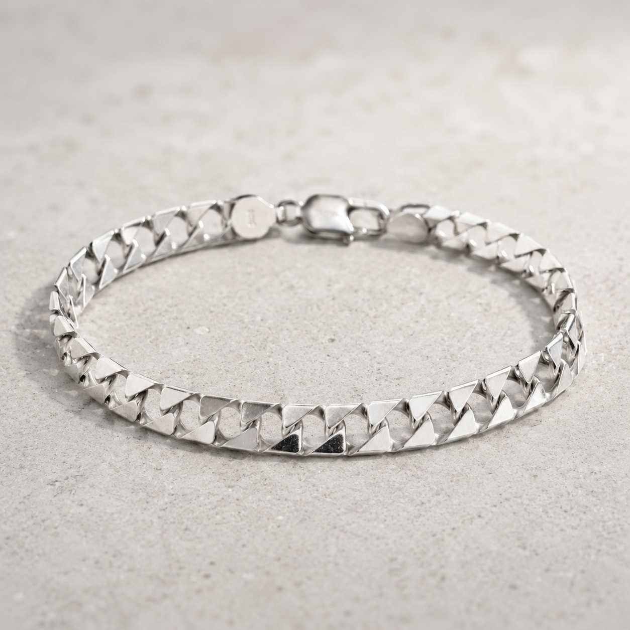 Lobster clasp and end links on the Silvme solid flat curb chain bracelet