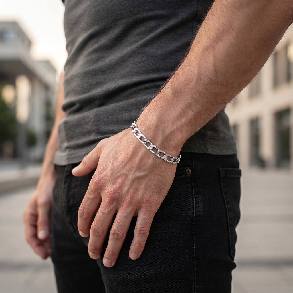 End links and fastening detail on the Silvme curb chain bracelet