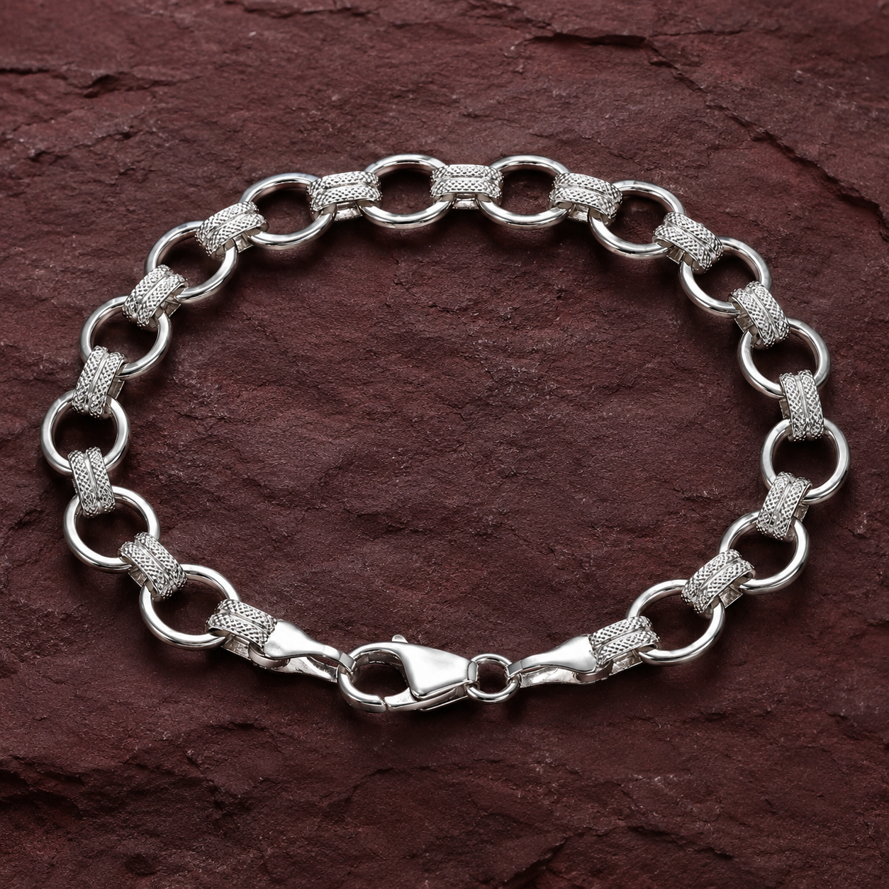 Lobster clasp and end links on the Silvme rope-cut rolo chain bracelet