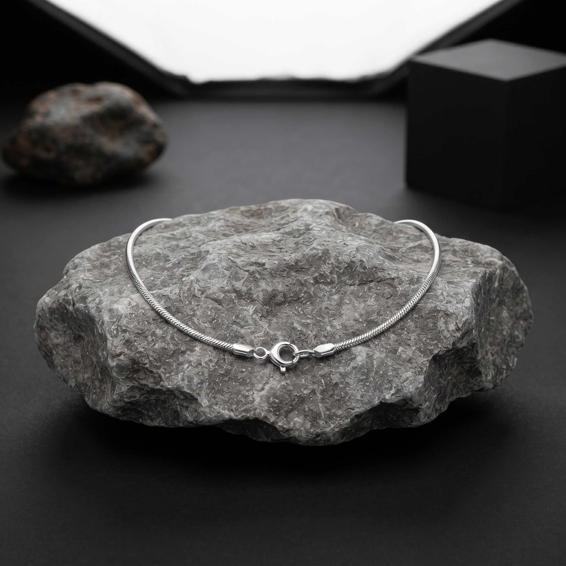 925 silver rhodium-plated chain for women and men from Silvme, around 4.75 g on the scale