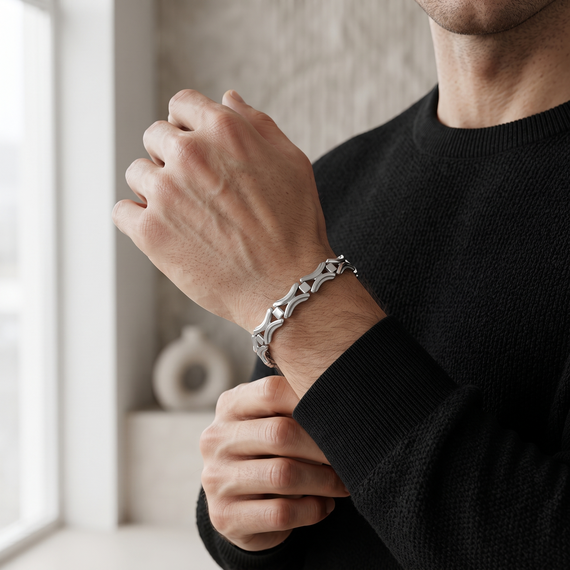 End links and fastening detail on the Silvme open arc link bracelet
