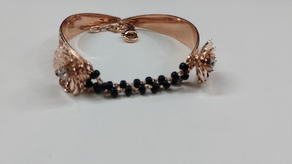 Silver leaf design bracelet close-up engraving
