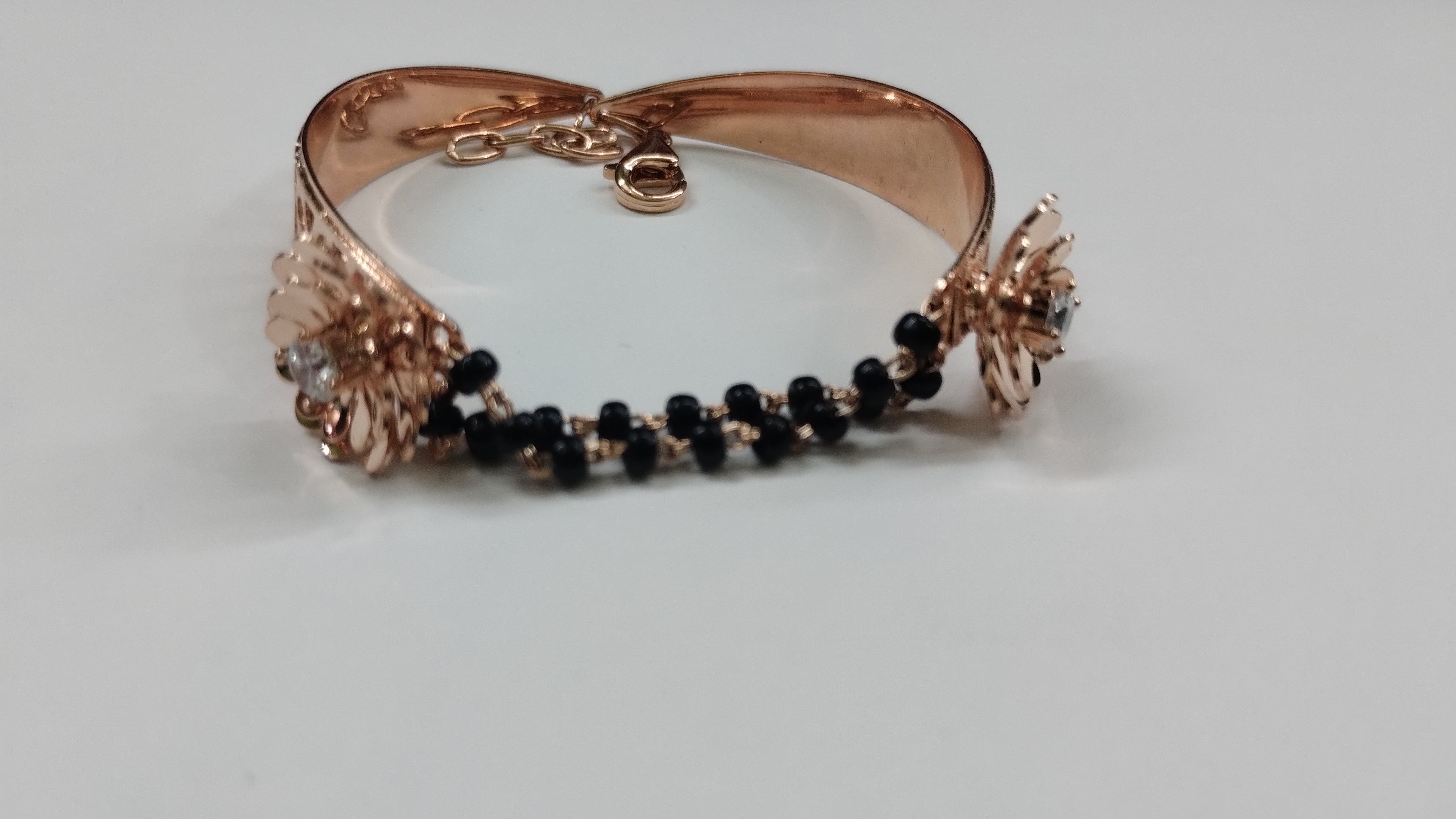 Silver leaf design bracelet close-up engraving