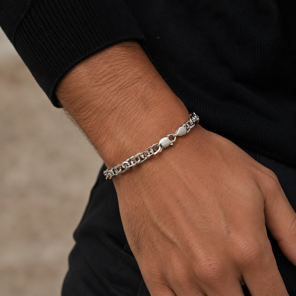 Link pattern and surface detail across the chunky twisted link bracelet by Silvme