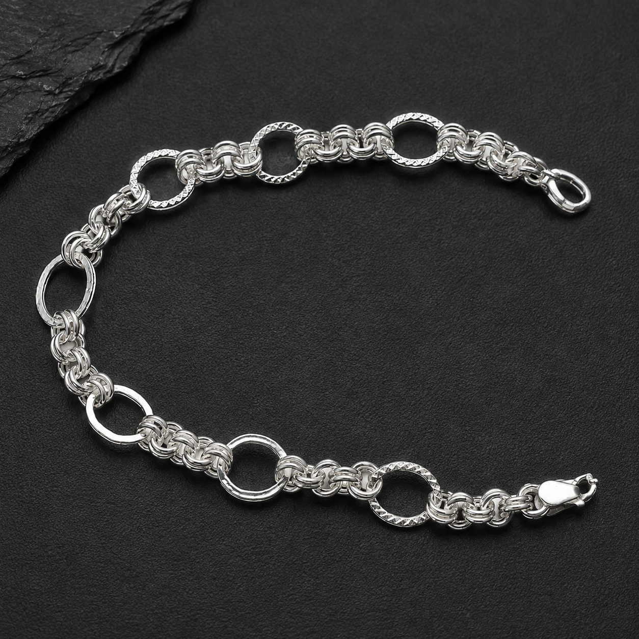 Lobster clasp and end links on the Silvme textured rolo chain bracelet