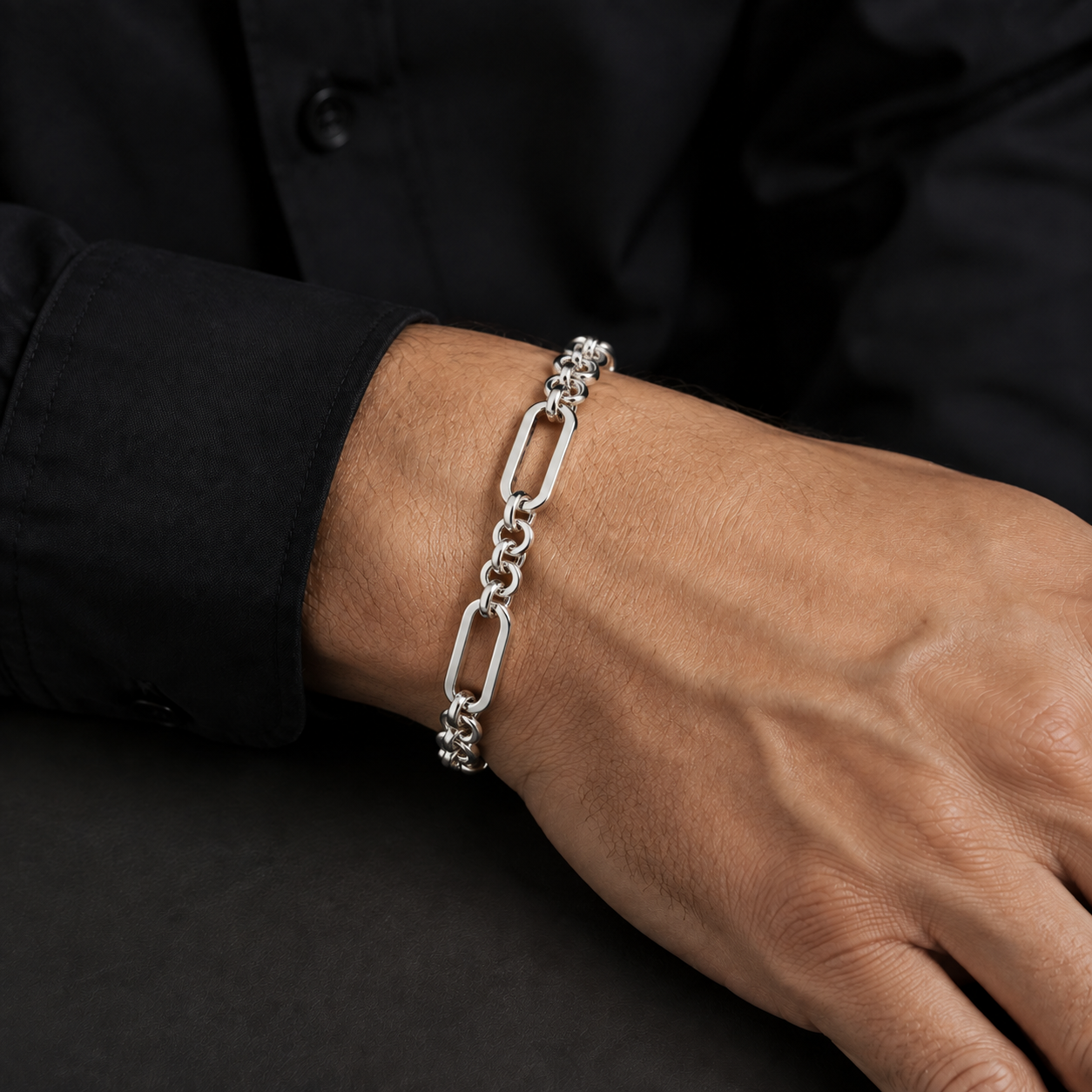 Link pattern and surface detail across the slim figaro chain bracelet by Silvme