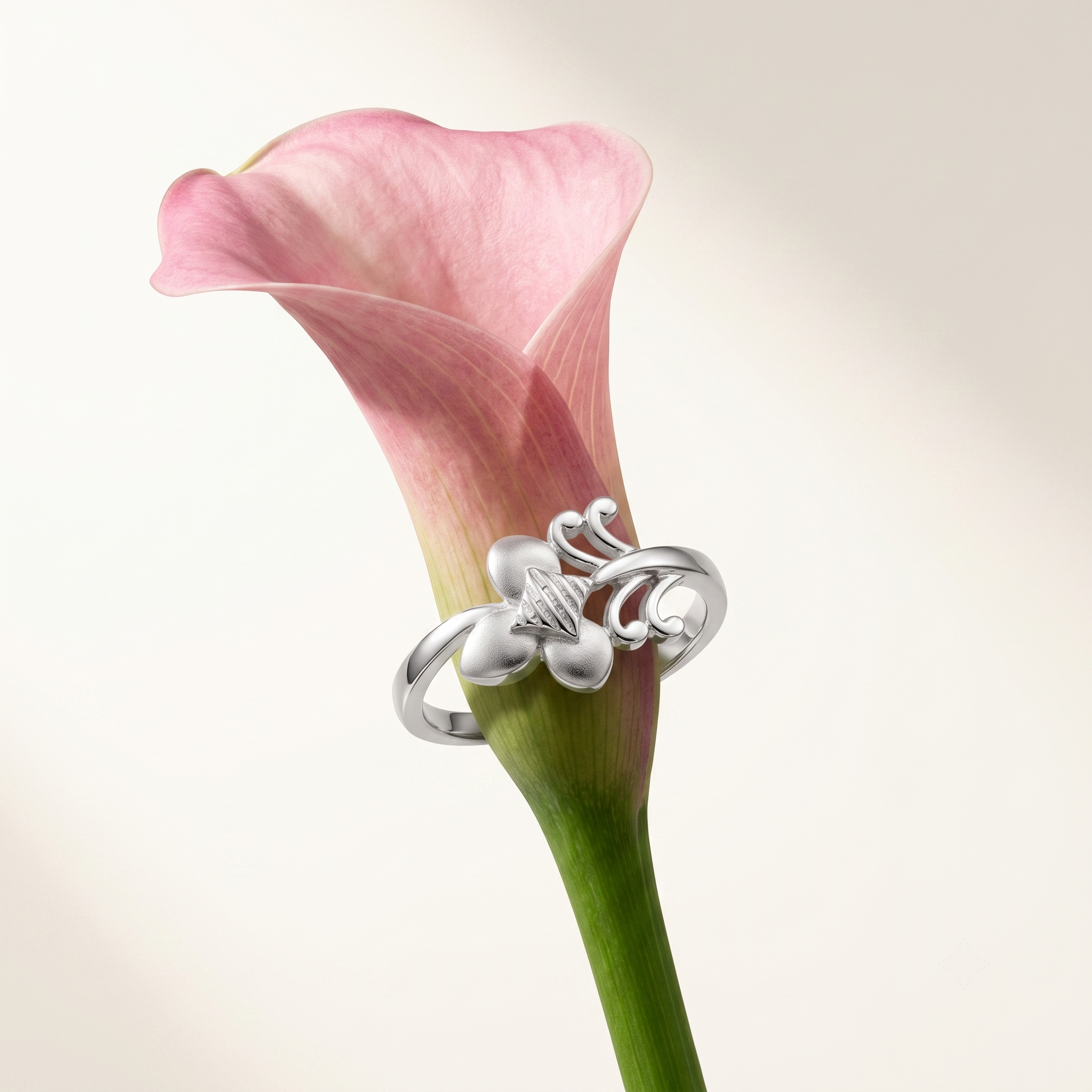 Detailed peacock tail styling on the Silvme Peacock Tail Statement Ring in polished 925 silver