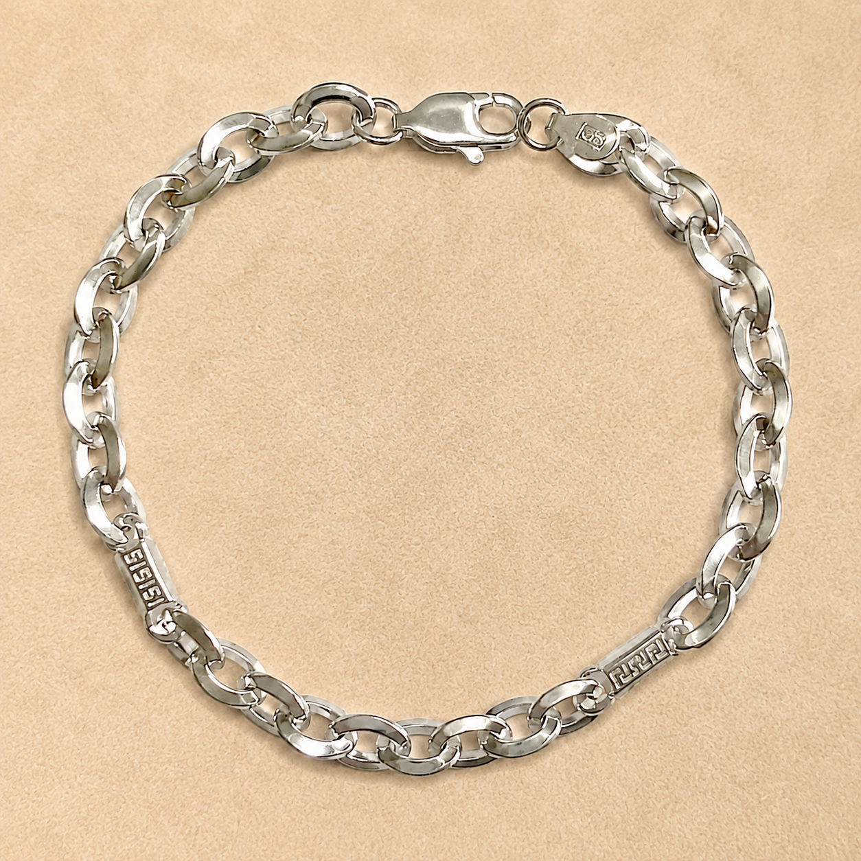 Close-up of mariner links interrupted by flat stations carrying a Greek key motif on the Silvme greek key mariner bracelet