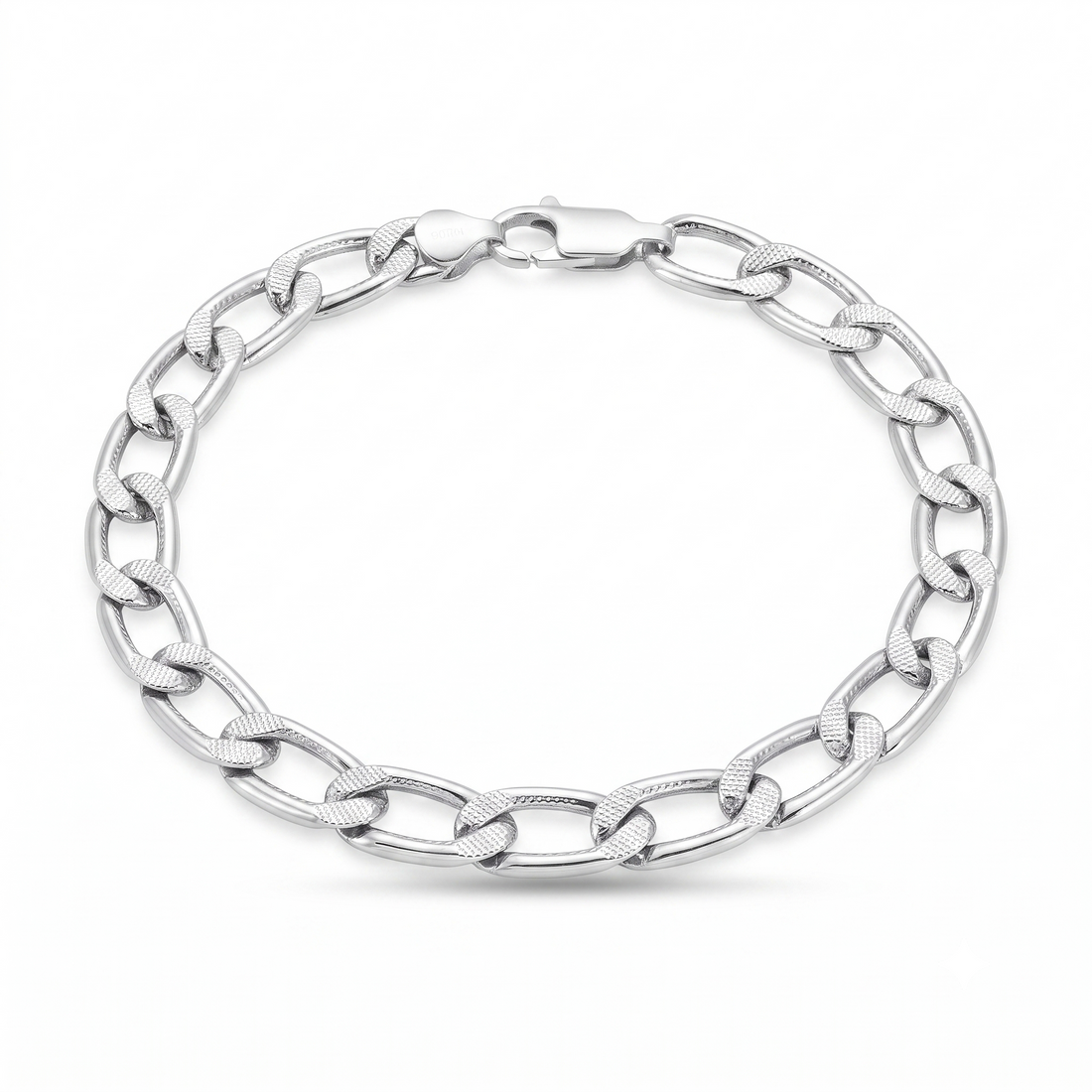 Link pattern and surface detail across the curb chain bracelet by Silvme