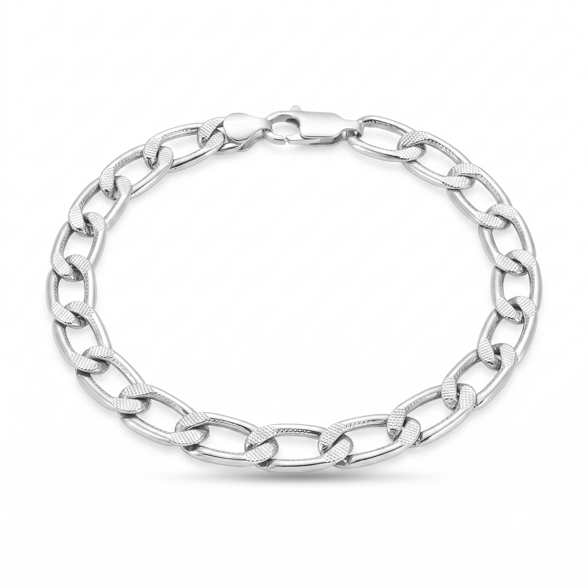 Link pattern and surface detail across the curb chain bracelet by Silvme