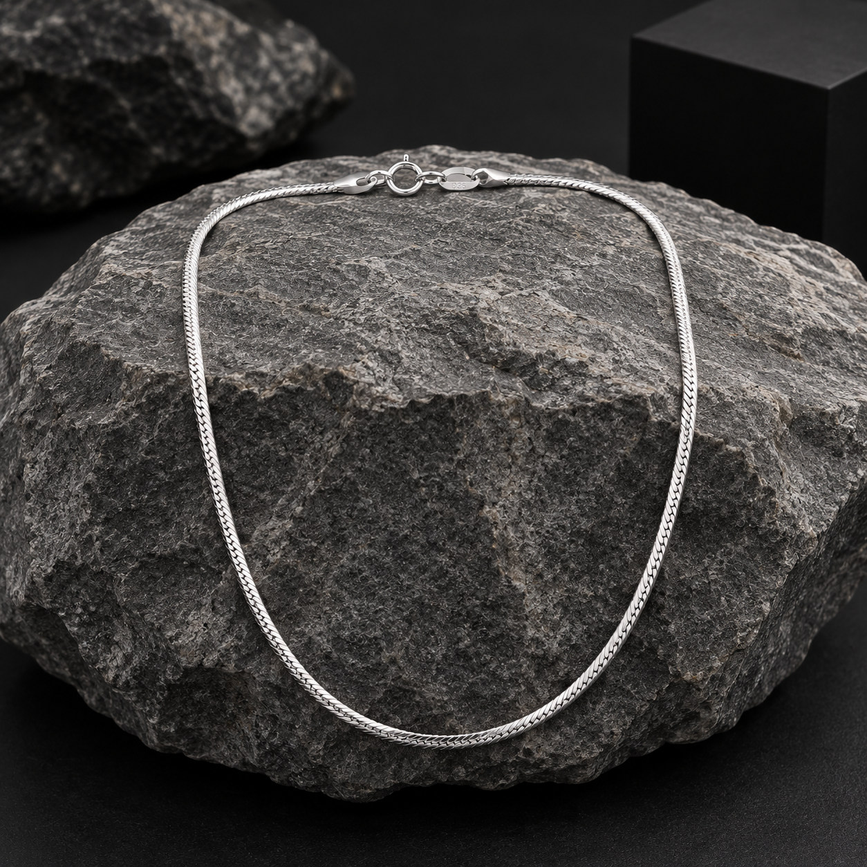 925 sterling silver rhodium-plated chain by Silvme, weighing about 3.92 g, clasp included