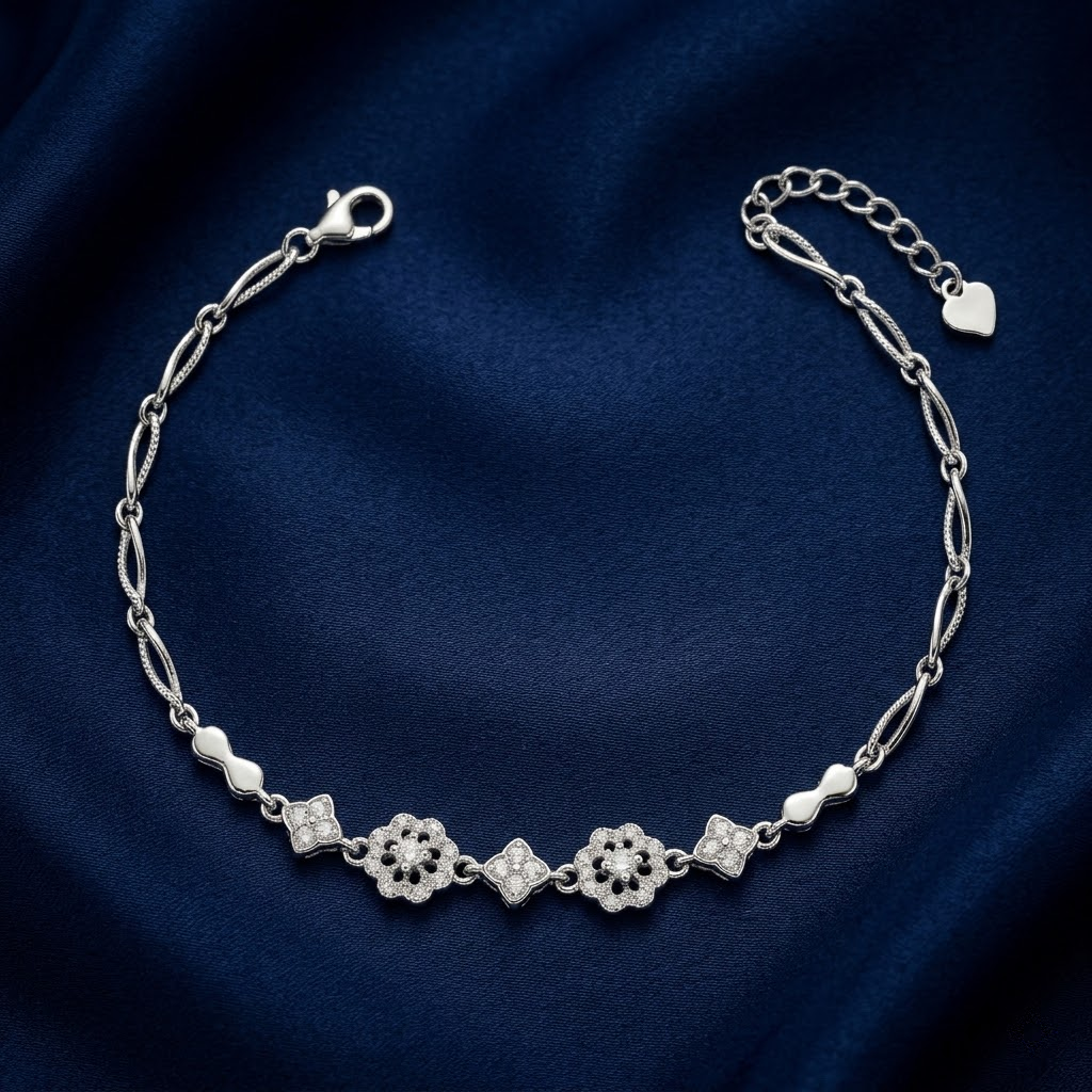 Elegant Minimalist Silver Bracelet – the Silvme Floral Design Bracelet in 925 silver, a gift-worthy silver piece