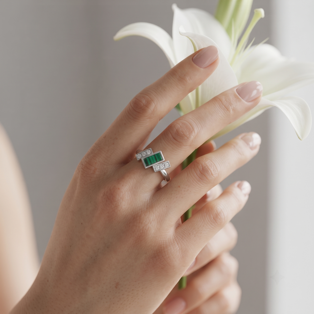 Silvme green emerald-cut stone 925 sterling silver ring for women with rectangular green centre stone framed by clear stones