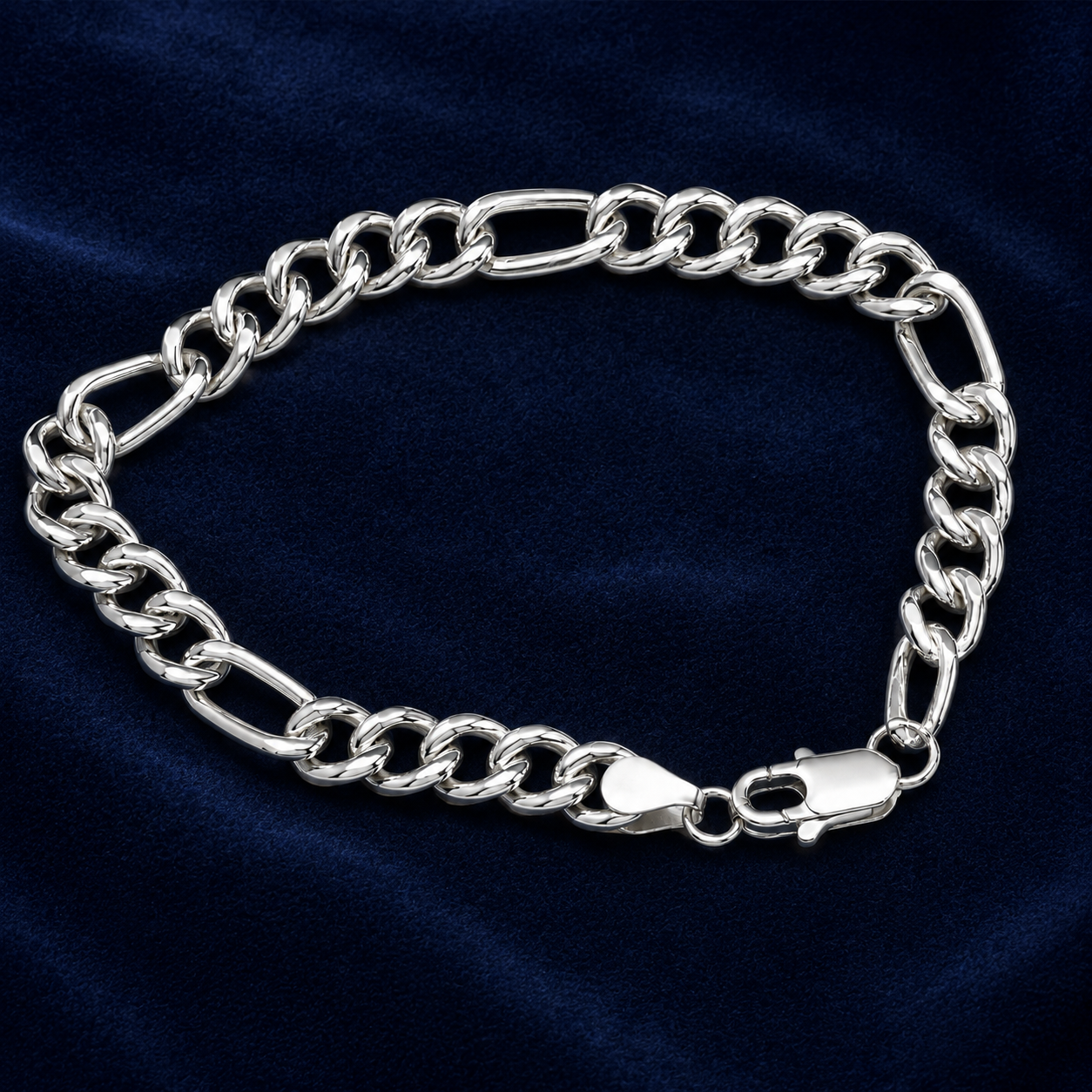 Lobster clasp and end links on the Silvme polished figaro chain bracelet
