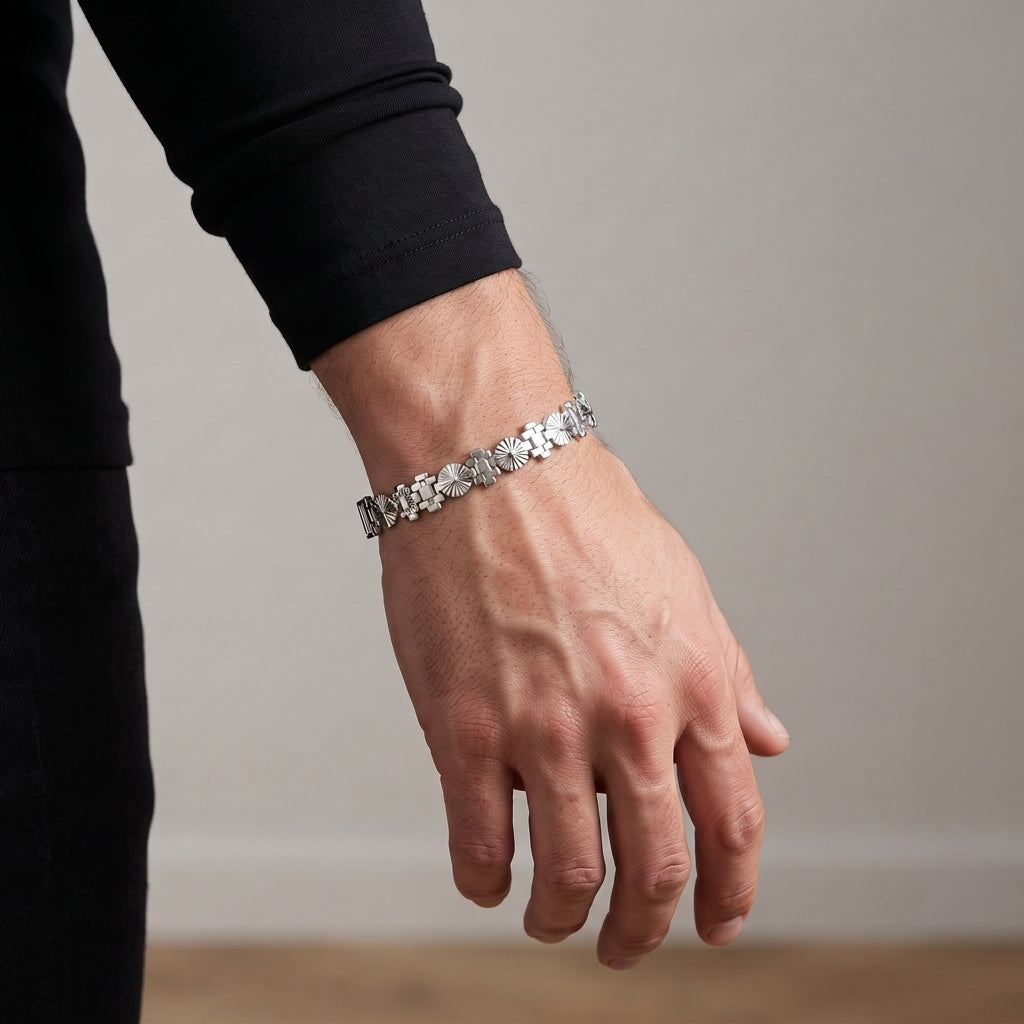 Box clasp and end links on the Silvme floral medallion link bracelet