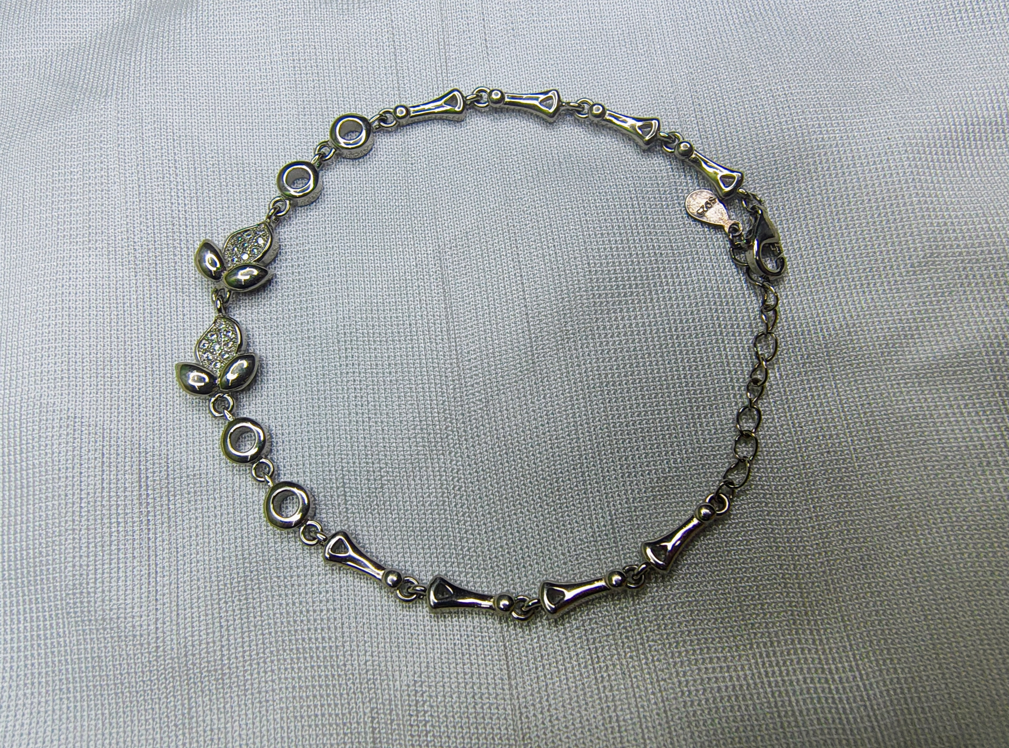Silver figaro bracelet close-up link detail