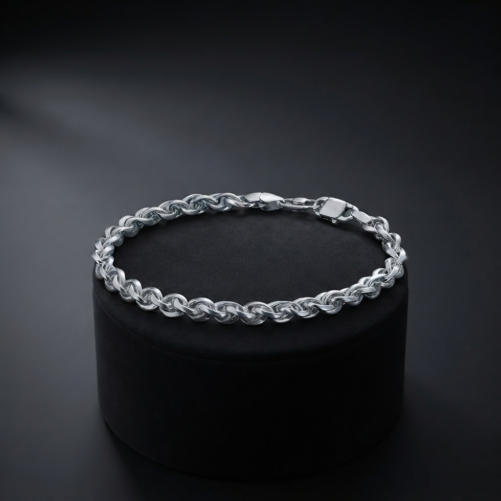 Link pattern and surface detail across the twisted rope chain bracelet by Silvme