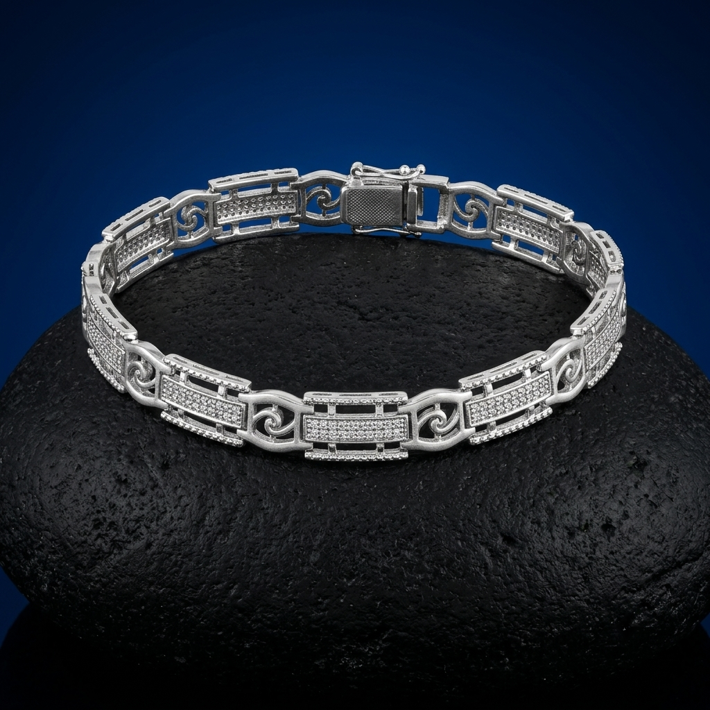 Link pattern and surface detail across the slim textured link bracelet by Silvme