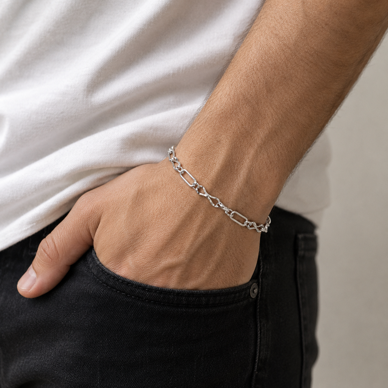 Link pattern and surface detail across the long and short link bracelet by Silvme