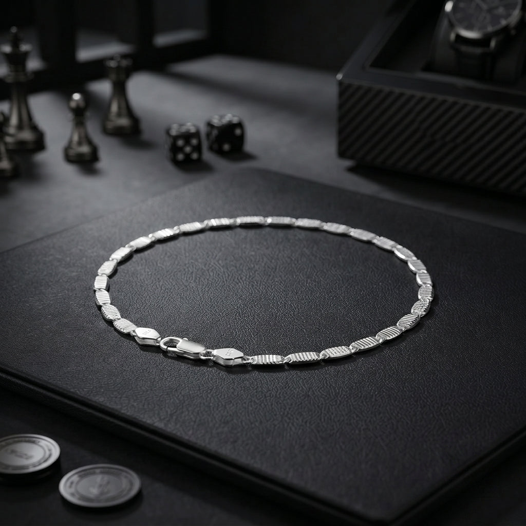 Link pattern and surface detail across the flat mariner link bracelet by Silvme