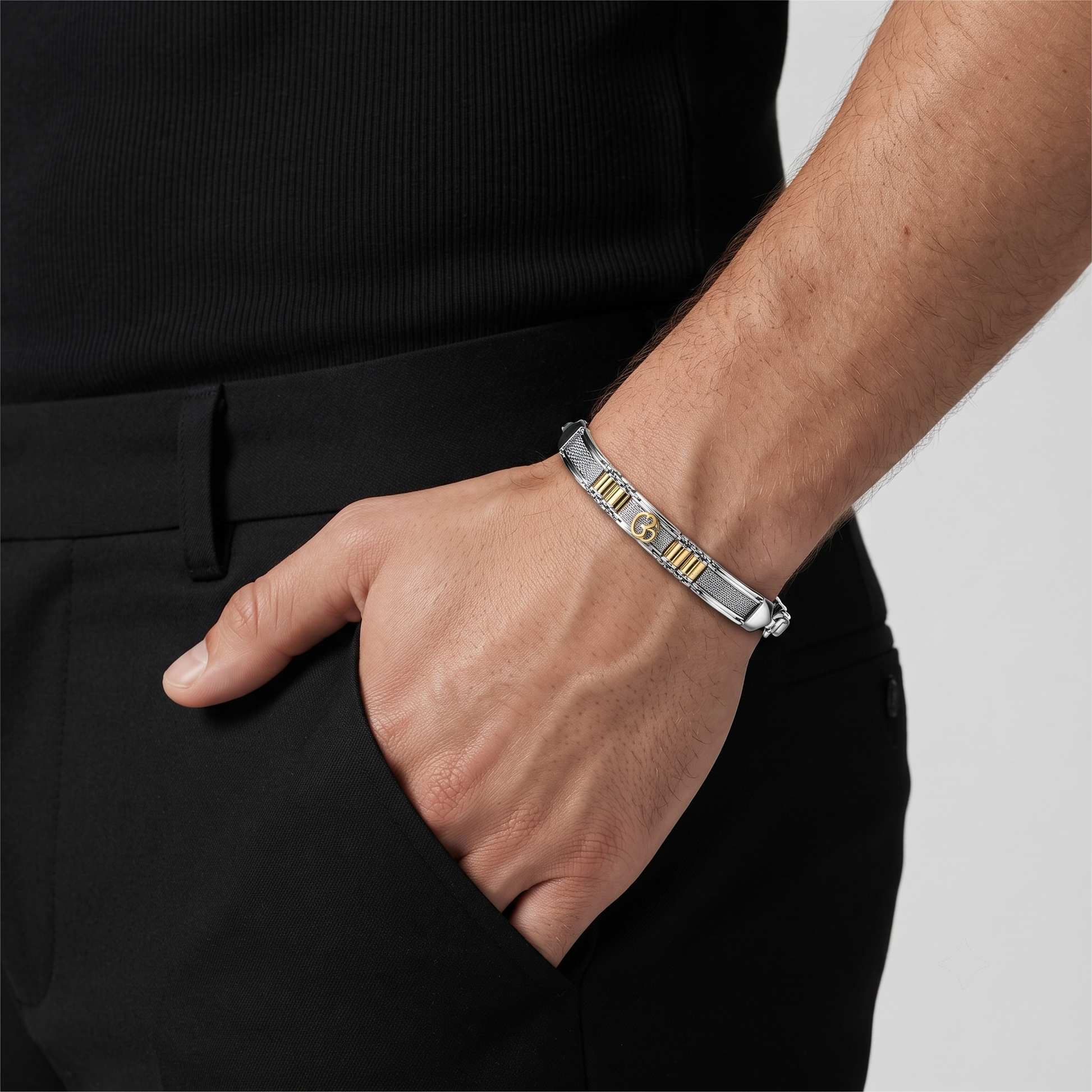 Lobster clasp and end links on the Silvme two-tone bar link bracelet