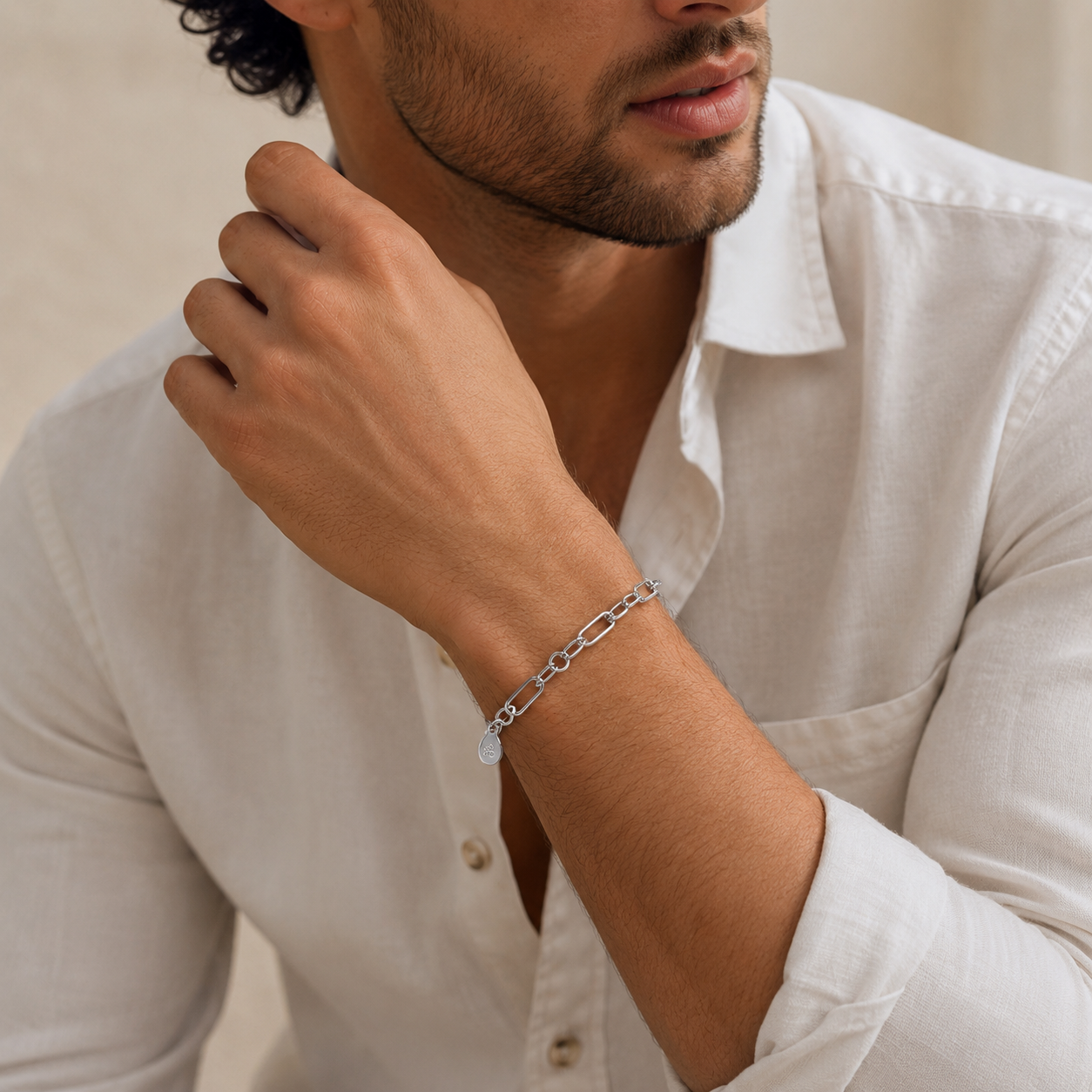 End links and fastening detail on the Silvme elongated figaro bracelet
