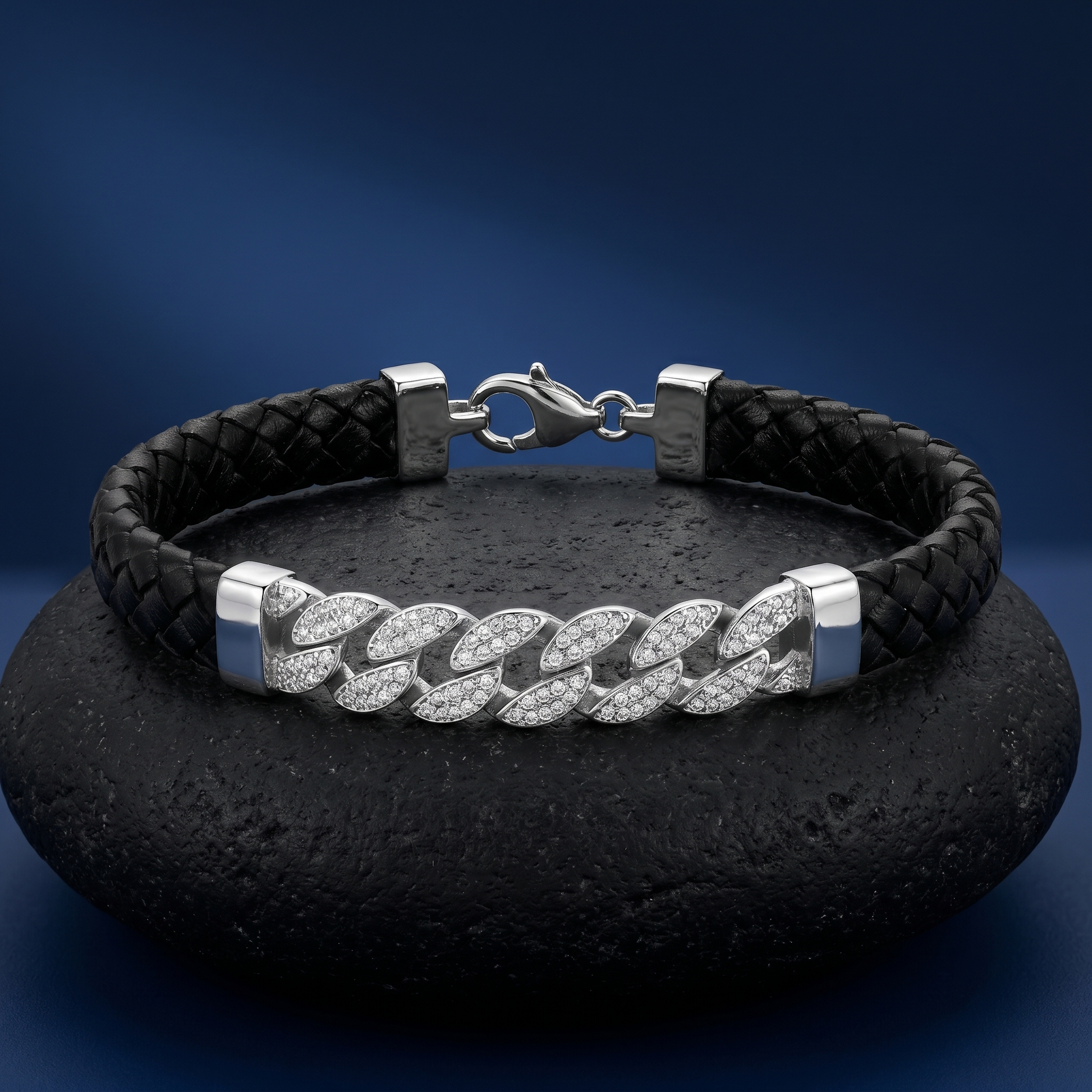 Link pattern and surface detail across the everyday flat curb chain bracelet by Silvme