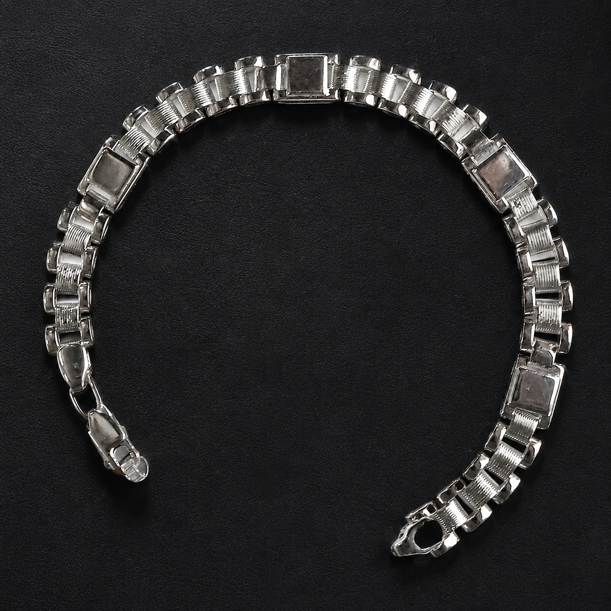 Box clasp and end links on the Silvme wide panel link bracelet