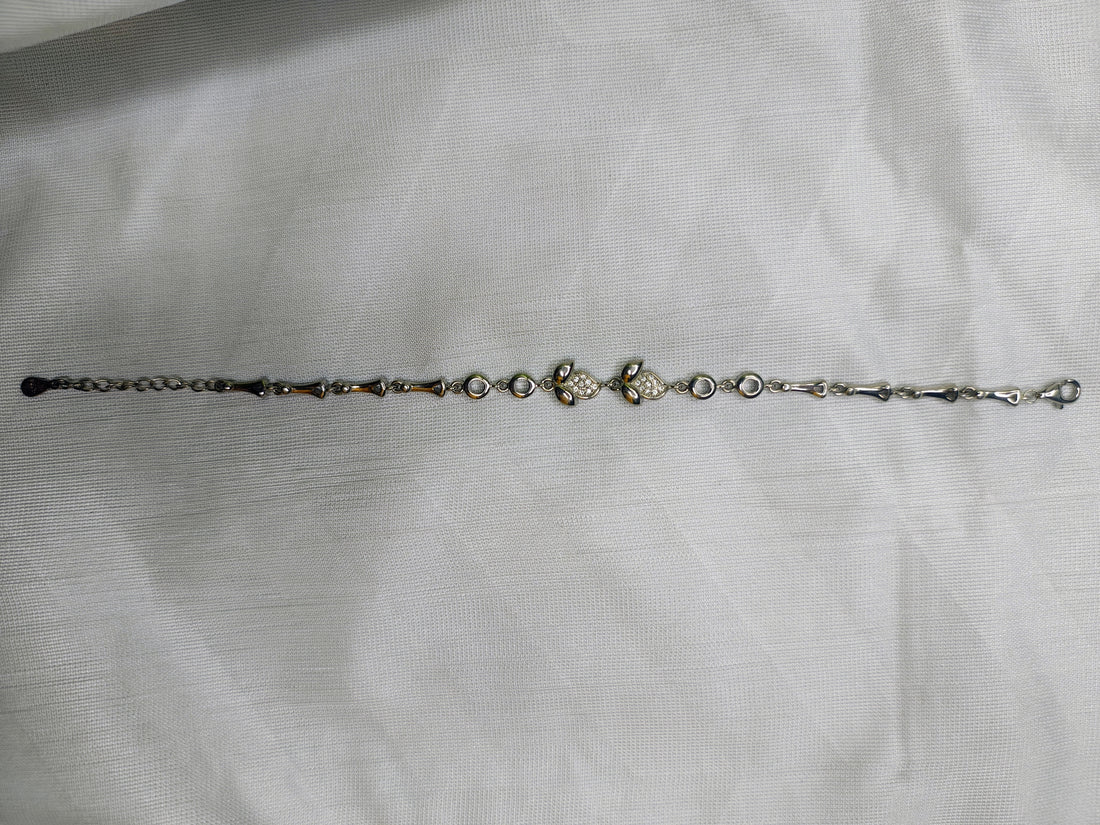 925 sterling silver Figaro Chain Bracelet by Silvme, an elegant accessory for her, timeless everyday elegance