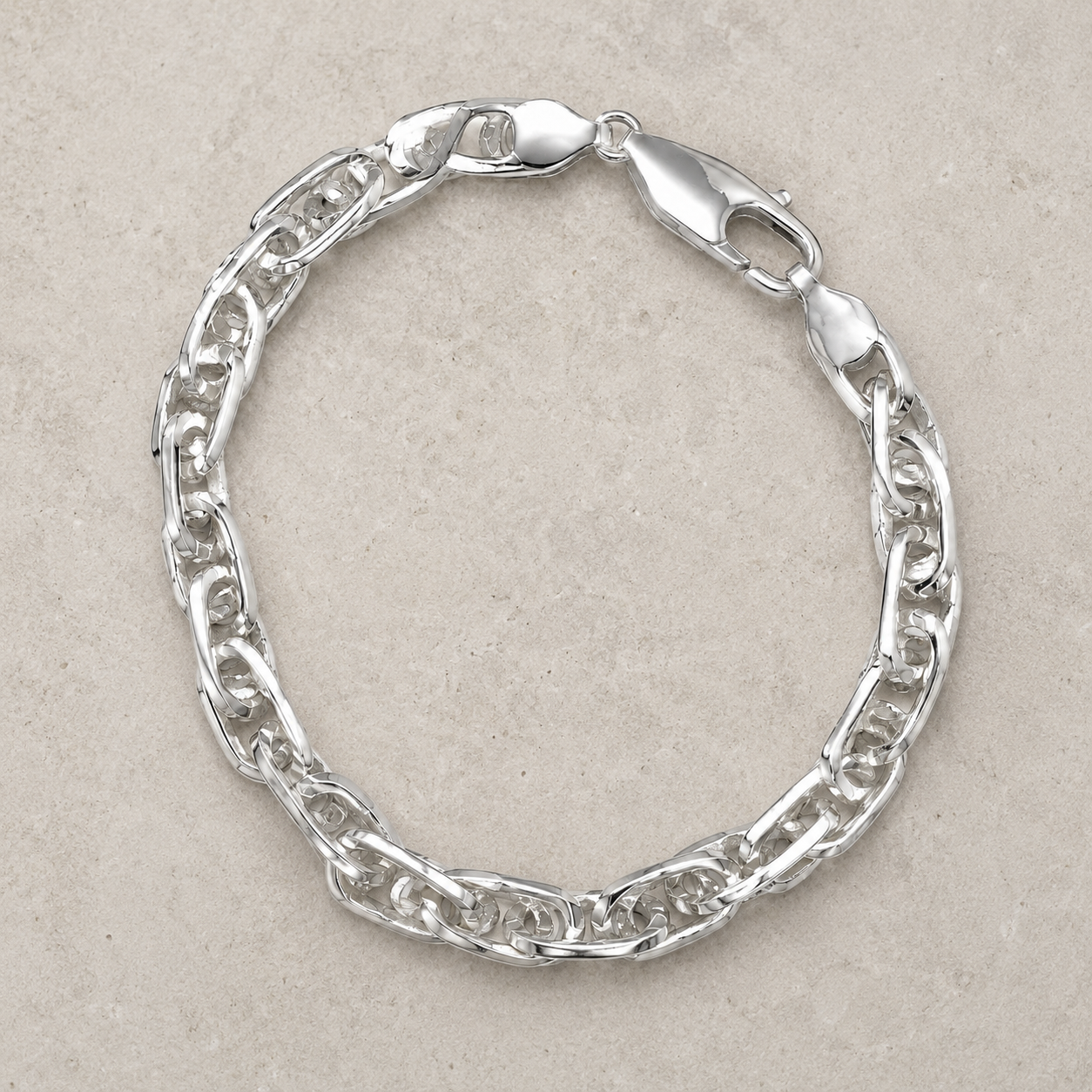 Lobster clasp and end links on the Silvme chunky twisted link bracelet