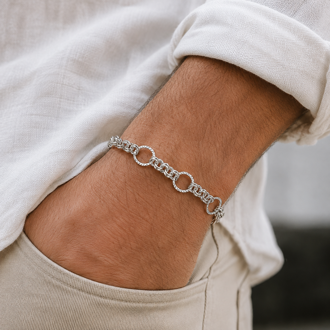 Link pattern and surface detail across the textured rolo chain bracelet by Silvme