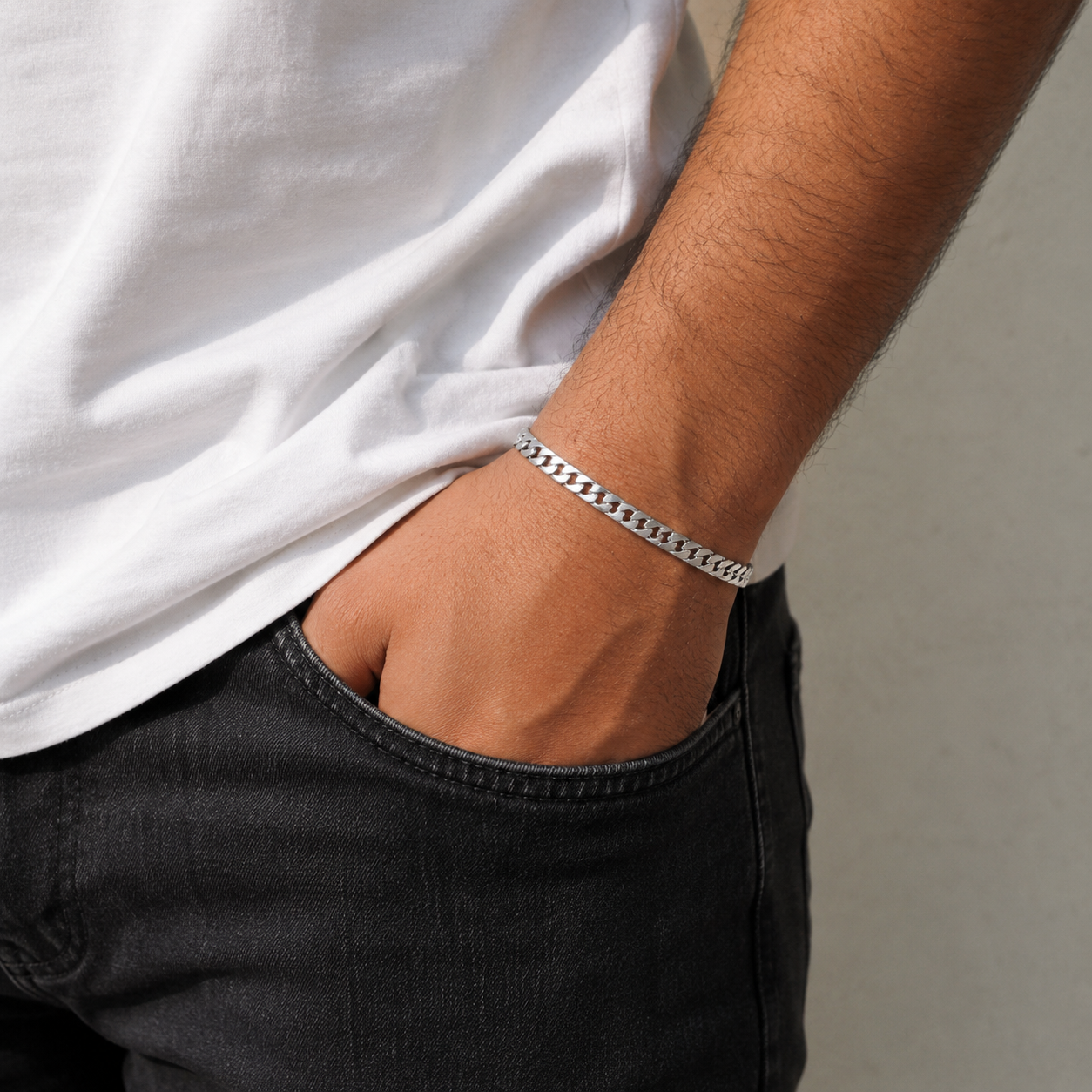 Link pattern and surface detail across the solid flat curb chain bracelet by Silvme