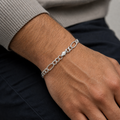 Link pattern and surface detail across the figaro chain bracelet by Silvme