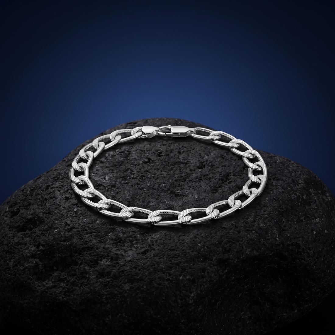 Link pattern and surface detail across the curb chain bracelet by Silvme