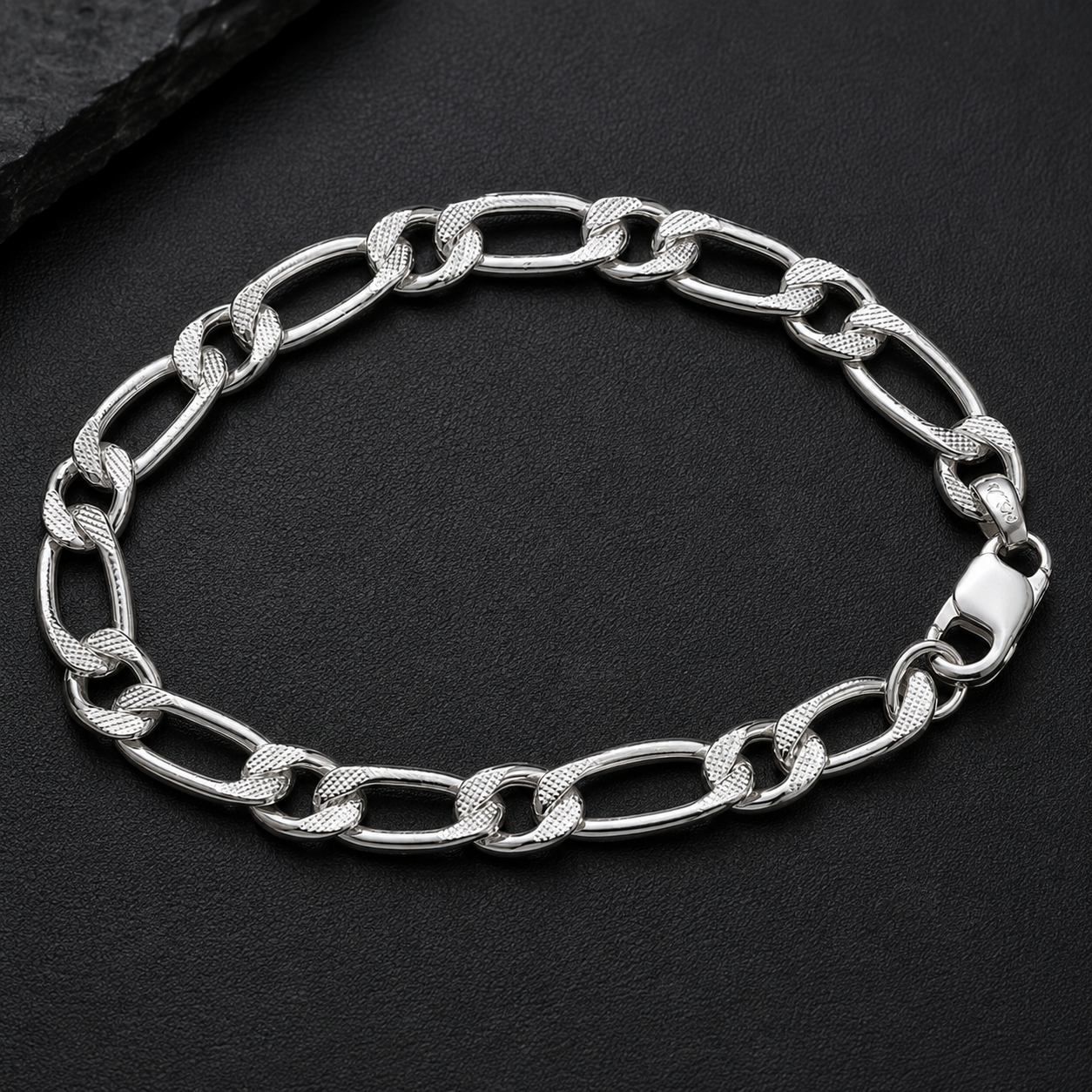 End links and fastening detail on the Silvme faceted figaro chain bracelet