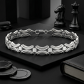 Link pattern and surface detail across the open arc link bracelet by Silvme