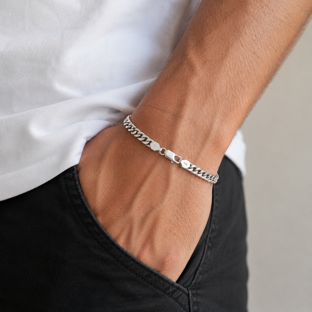 Link pattern and surface detail across the heavy curb chain bracelet by Silvme