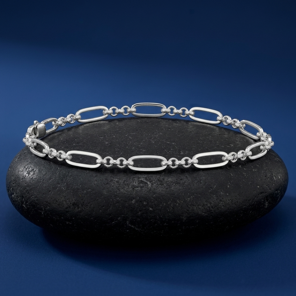 Link pattern and surface detail across the oval and bead link bracelet by Silvme