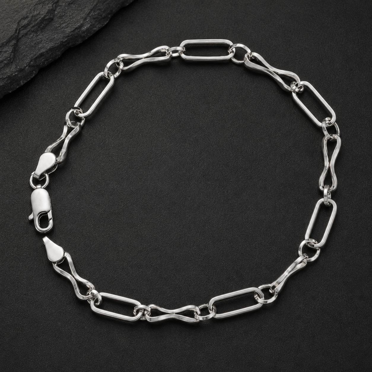 Lobster clasp and end links on the Silvme long and short link bracelet