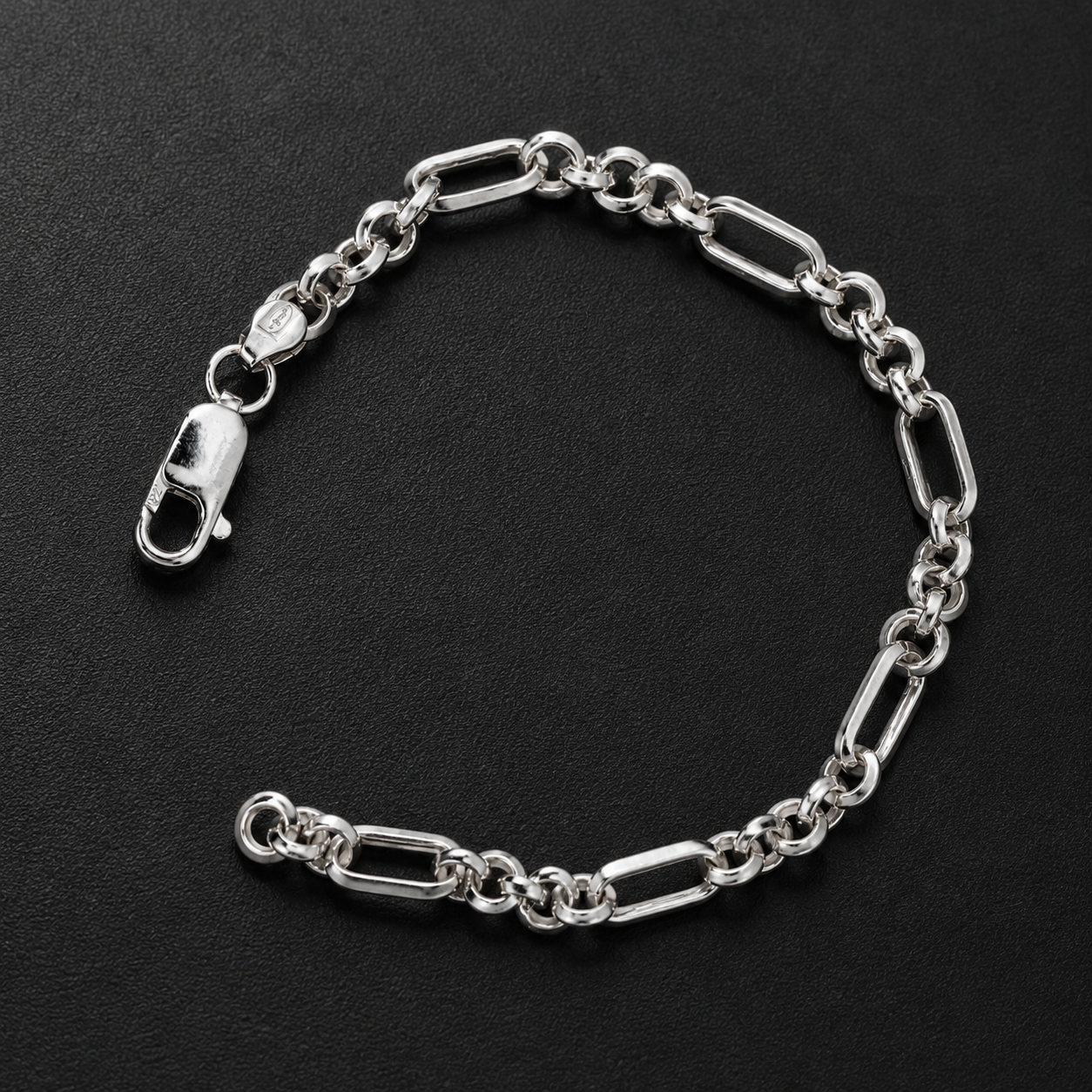 Lobster clasp and end links on the Silvme slim figaro chain bracelet
