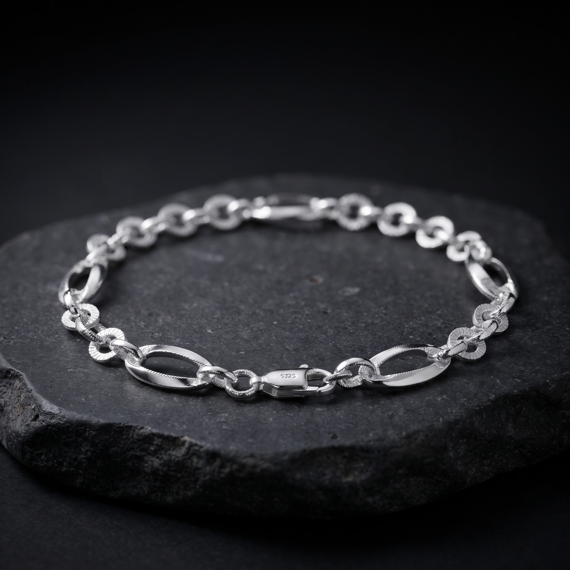 Link pattern and surface detail across the oval station rolo bracelet by Silvme